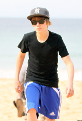 24.04 | Justin Bieber passeando na praia em Sidney
