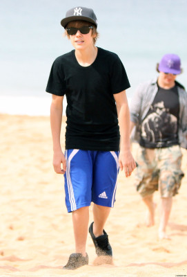 24.04 | Justin Bieber passeando na praia em Sidney