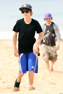 24.04 | Justin Bieber passeando na praia em Sidney