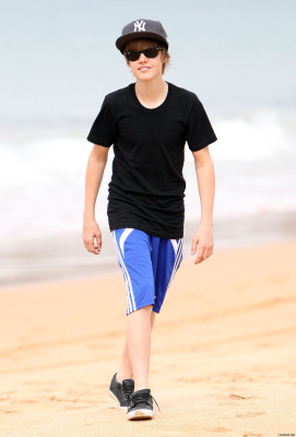 24.04 | Justin Bieber passeando na praia em Sidney