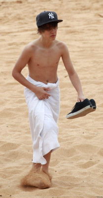 24.04 | Justin Bieber passeando na praia em Sidney