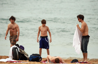 24.04 | Justin Bieber passeando na praia em Sidney