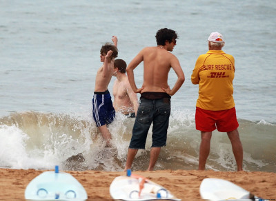 24.04 | Justin Bieber passeando na praia em Sidney