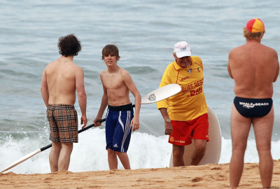 24.04 | Justin Bieber passeando na praia em Sidney