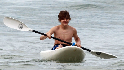 24.04 | Justin Bieber passeando na praia em Sidney