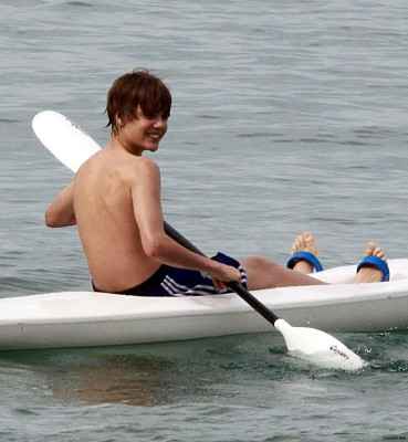 24.04 | Justin Bieber passeando na praia em Sidney