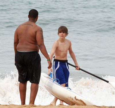 24.04 | Justin Bieber passeando na praia em Sidney
