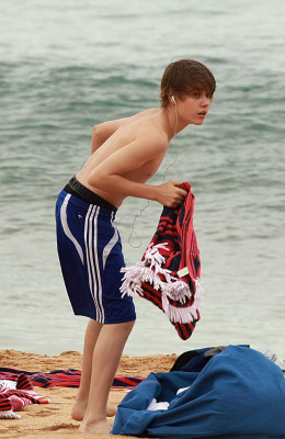 24.04 | Justin Bieber passeando na praia em Sidney