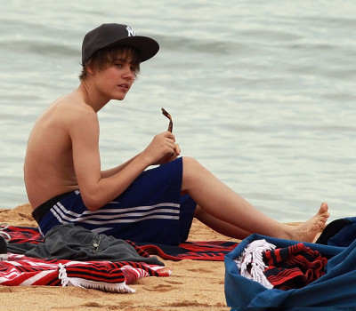 24.04 | Justin Bieber passeando na praia em Sidney