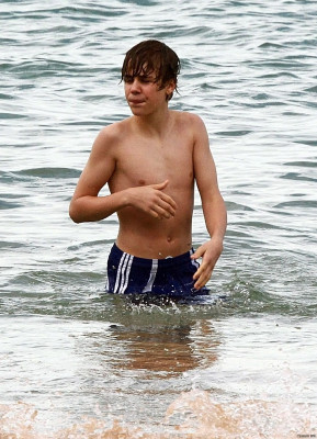 24.04 | Justin Bieber passeando na praia em Sidney