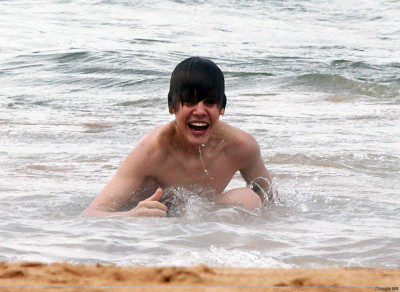 24.04 | Justin Bieber passeando na praia em Sidney