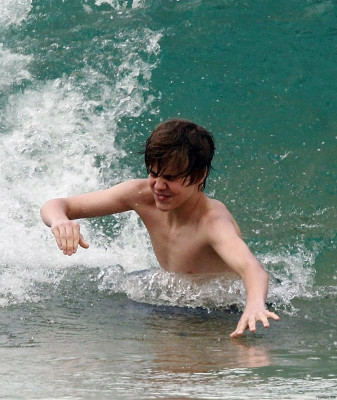 24.04 | Justin Bieber passeando na praia em Sidney