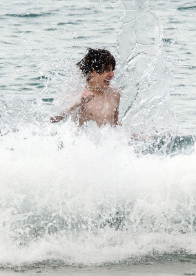 24.04 | Justin Bieber passeando na praia em Sidney