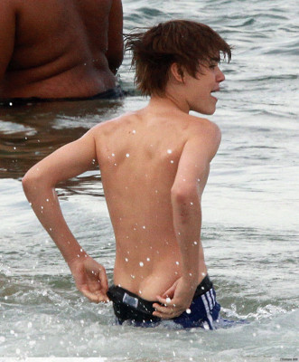 24.04 | Justin Bieber passeando na praia em Sidney