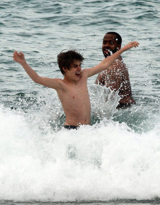 24.04 | Justin Bieber passeando na praia em Sidney