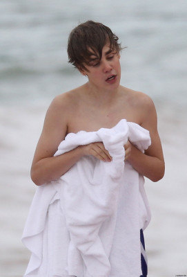 24.04 | Justin Bieber passeando na praia em Sidney