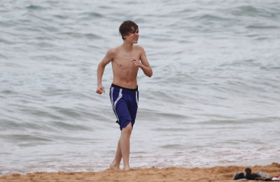 24.04 | Justin Bieber passeando na praia em Sidney