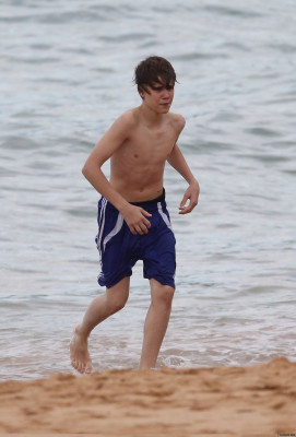 24.04 | Justin Bieber passeando na praia em Sidney