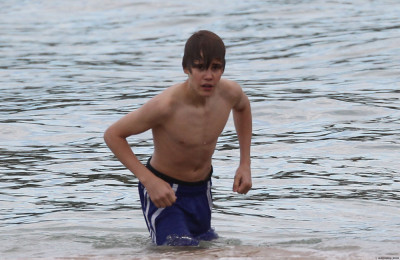 24.04 | Justin Bieber passeando na praia em Sidney