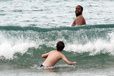 24.04 | Justin Bieber passeando na praia em Sidney