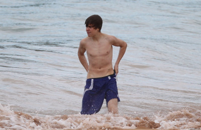 24.04 | Justin Bieber passeando na praia em Sidney
