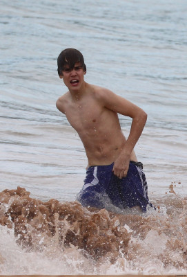 24.04 | Justin Bieber passeando na praia em Sidney
