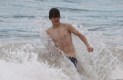 24.04 | Justin Bieber passeando na praia em Sidney