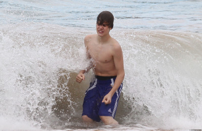 24.04 | Justin Bieber passeando na praia em Sidney