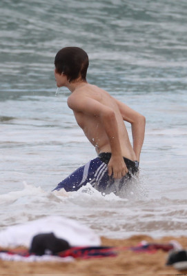 24.04 | Justin Bieber passeando na praia em Sidney