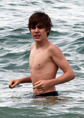 24.04 | Justin Bieber passeando na praia em Sidney