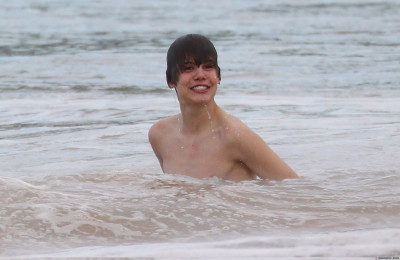 24.04 | Justin Bieber passeando na praia em Sidney