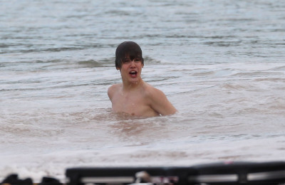 24.04 | Justin Bieber passeando na praia em Sidney