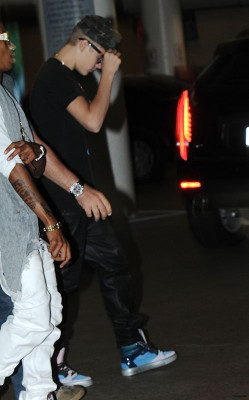 26.08 | Justin Bieber deixando restaurante em Los Angeles