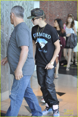 26.08 | Justin Bieber deixando restaurante em Los Angeles