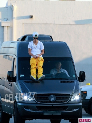 25.08 | Justin Bieber deixando o ensaio para a Believe Tour
