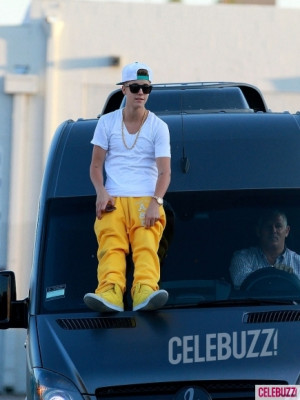25.08 | Justin Bieber deixando o ensaio para a Believe Tour