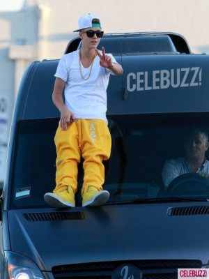 25.08 | Justin Bieber deixando o ensaio para a Believe Tour