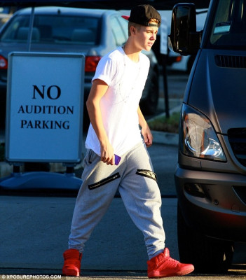 28.08 | Justin Bieber deixando o ensaio para a Believe Tour