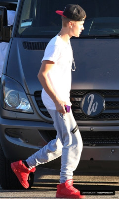 28.08 | Justin Bieber deixando o ensaio para a Believe Tour