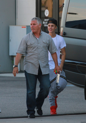 28.08 | Justin Bieber deixando o ensaio para a Believe Tour