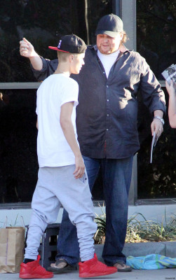 28.08 | Justin Bieber deixando o ensaio para a Believe Tour