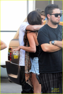 30.08 | Justin Bieber visita Selena Gomez no set de Feed The Dog