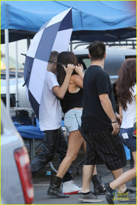 30.08 | Justin Bieber visita Selena Gomez no set de Feed The Dog