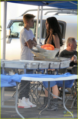30.08 | Justin Bieber visita Selena Gomez no set de Feed The Dog