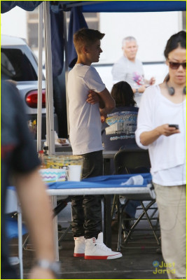 30.08 | Justin Bieber visita Selena Gomez no set de Feed The Dog