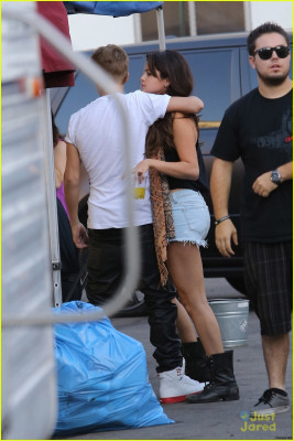 30.08 | Justin Bieber visita Selena Gomez no set de Feed The Dog