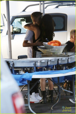 30.08 | Justin Bieber visita Selena Gomez no set de Feed The Dog
