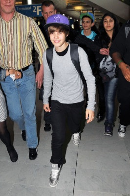 29.04 | Justin Bieber chegando em Paris