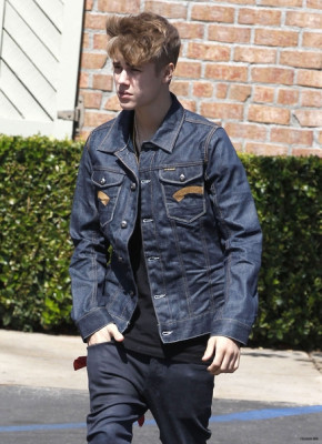 09.06 | Justin Bieber chegando em um restaurante em LA