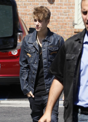 09.06 | Justin Bieber chegando em um restaurante em LA